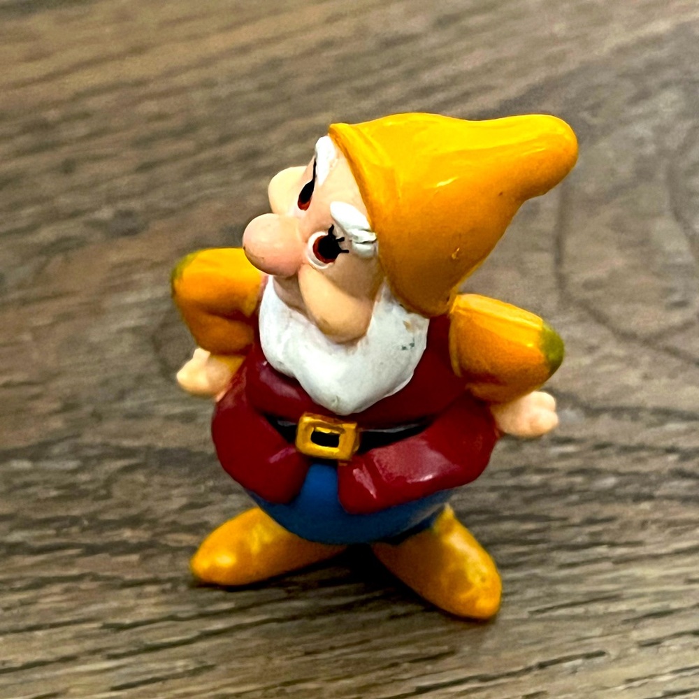 DISNEY SNOW WHITE DWARF FIGURINE CAKE TOPPER